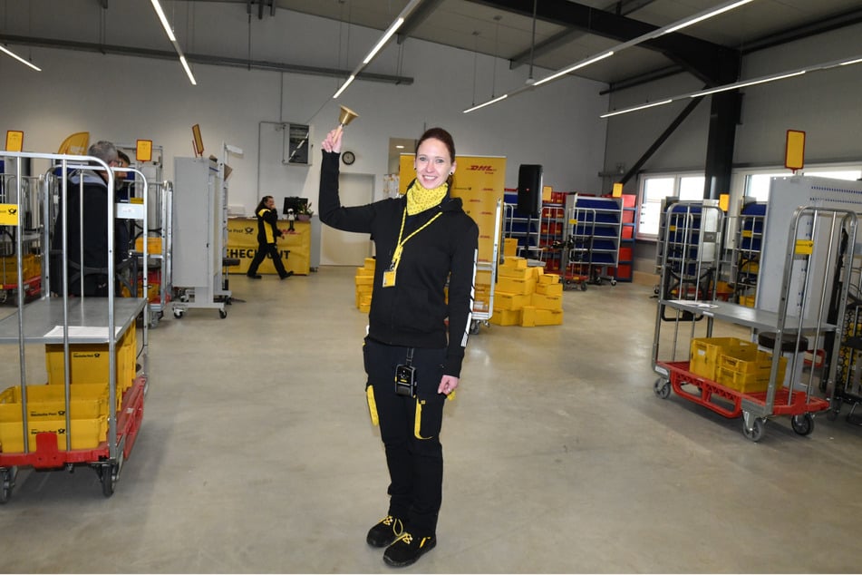 Standort-Leiterin Marika Reimann eröffnete das neue Zustellzentrum per Glockenschlag.