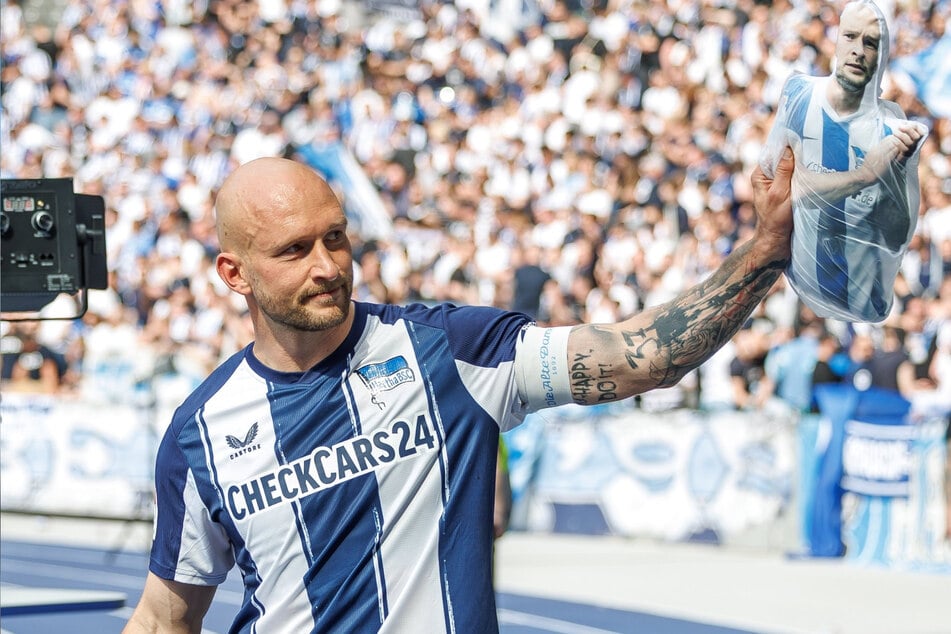 Toni Leistner (36) wird von den Hertha-Fans verabschiedet.