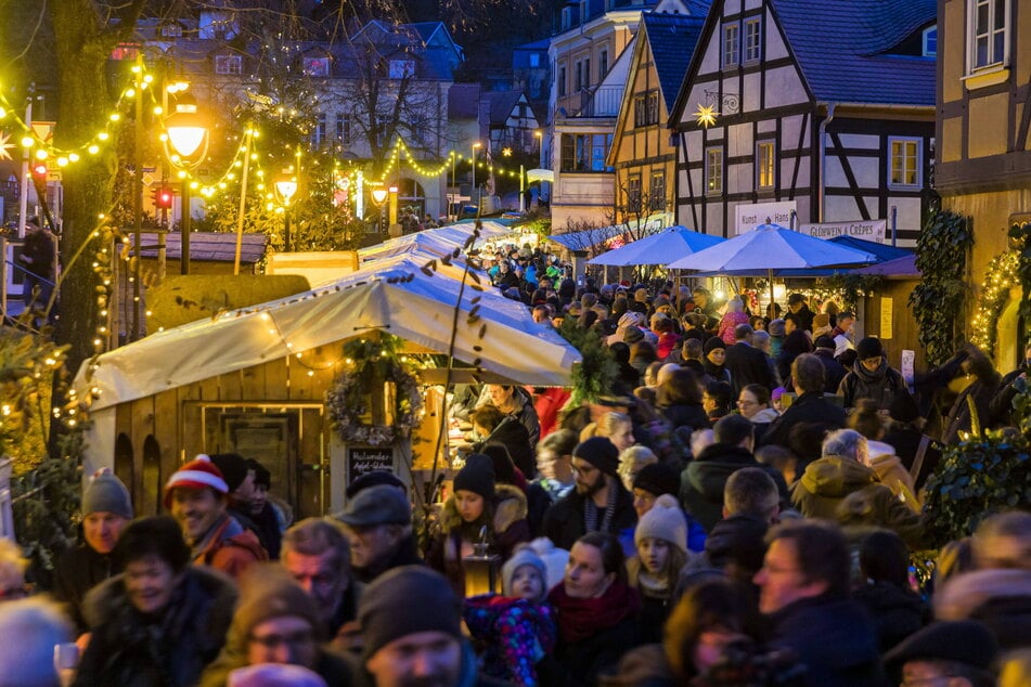 Auch der Elbhangfest-Weihnachtsmarkt in Loschwitz lädt zum Besuch ein.
