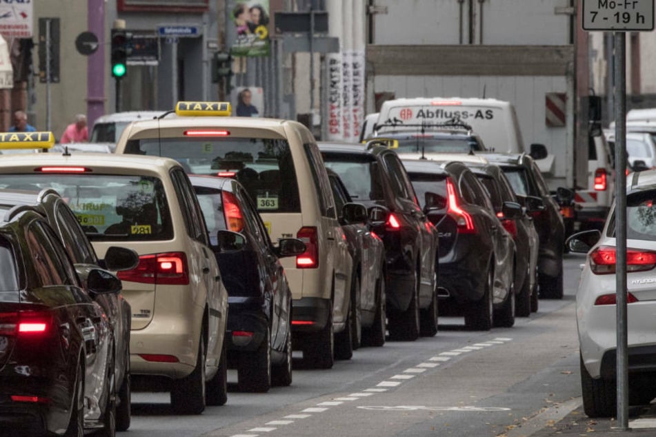Stau in Frankfurt: Für Pendler ein gewohntes Bild (Archivbild).