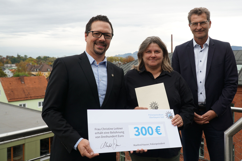 Kriminaloberkommissar Sven Herweh (l.) und der Leiter der Kriminalpolizeiinspektion Rosenheim, Hans-Peter Butz, bedankten sich bei Christine Leitner für ihr couragiertes Eingreifen.