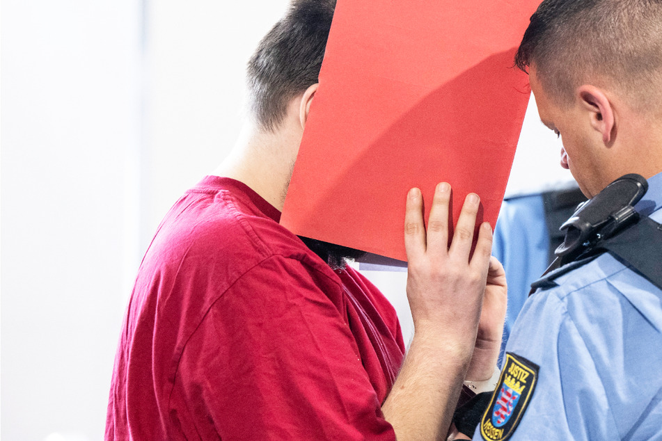 Mord-Prozess um den Tod der 14-jährigen Schülerin Ayleen vor dem Landgericht Gießen: Der angeklagte 30-Jährige (l.) wird von Justizwachtmeistern in den Verhandlungssaal gebracht.