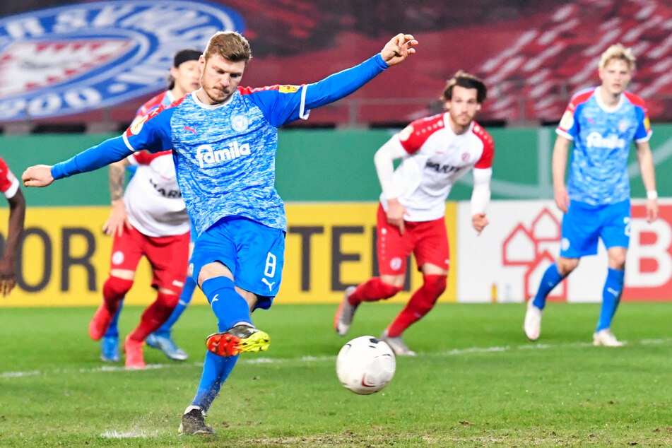 Alexander Mühling (l.) schoss Holstein Kiel durch einen mehr als fragwürdigen Foulelfmeter mit 1:0 in Führung.