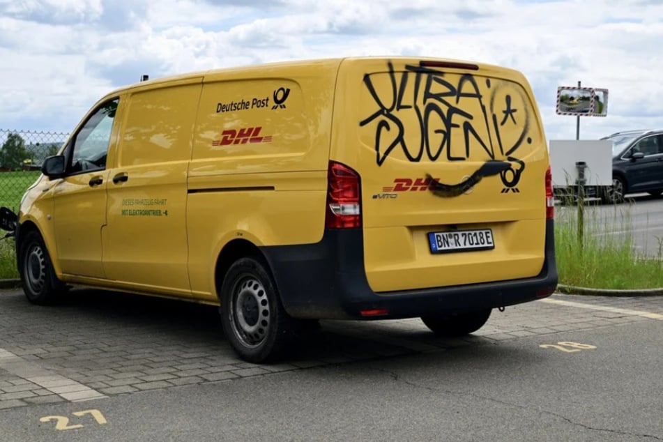 Insgesamt 21 Postautos und ein Bus wurden in Zwickau beschmiert.