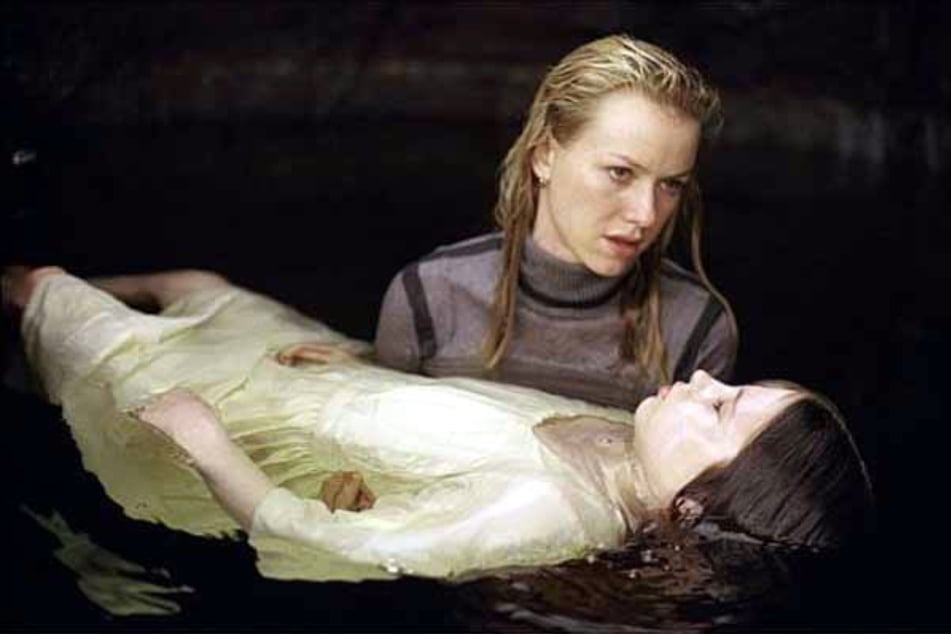 Naomi Watts (57, l.) und Daveigh Chase in einer ikonischen Szene des Horrorfilms "The Ring" (2002).