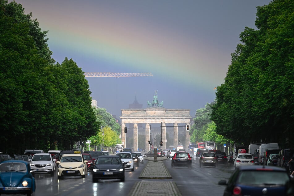 Ein Regenbogen über dem Brandenburger Tor. In Berlin wird es wieder nasser.