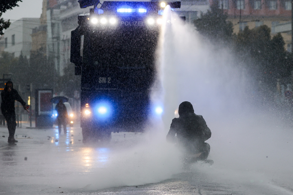 Bei der "Wir sind alle Linx"-Demo im September war es zuletzt zum Einsatz von Wasserwerfern in Leipzig gekommen. Für Samstag hat die Polizei bereits einen Kontrollbereich sowie weitere Maßnahmen angekündigt.