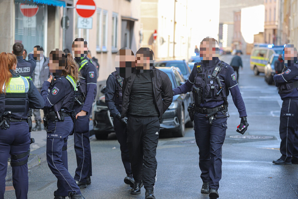 In Wuppertal wurden zwei Männer in Gewahrsam genommen, nachdem sie einen 30-Jährigen attackiert hatten, der dabei leicht verletzt wurde.