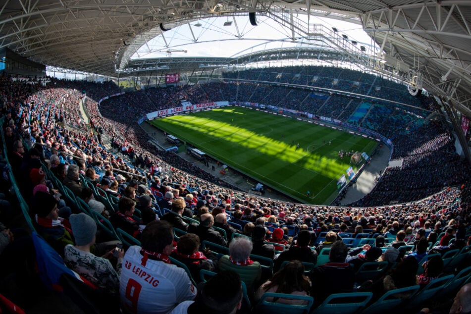 Die Zulassung von größeren Zuschauermengen in Fußballstadien sorgt für Diskussionen. (Archivbild)