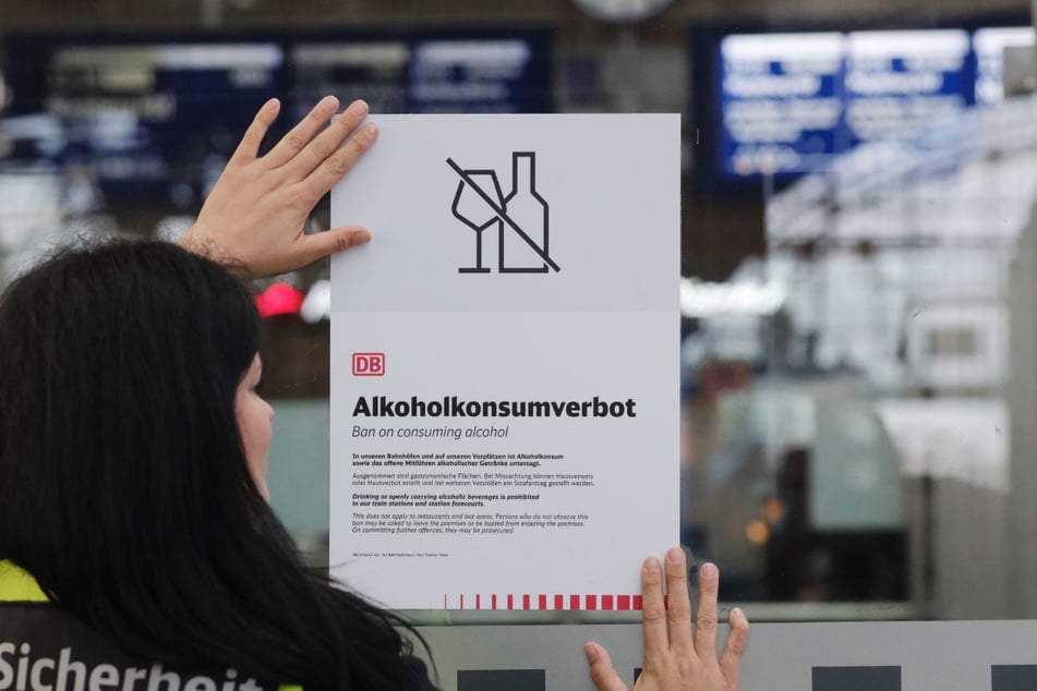 In den Bahnhöfen befinden sich jetzt diese Hinweisplakate.