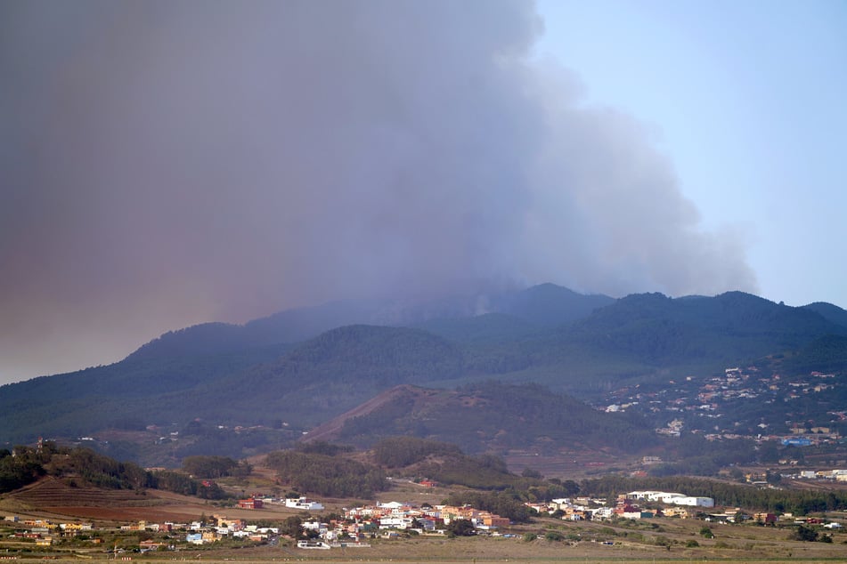 Mehrere Gemeinden, darunter Arrate, Chivisaye, Media Montaña und Ajafoña, mussten inzwischen aufgrund des dichten Rauches evakuiert werden.