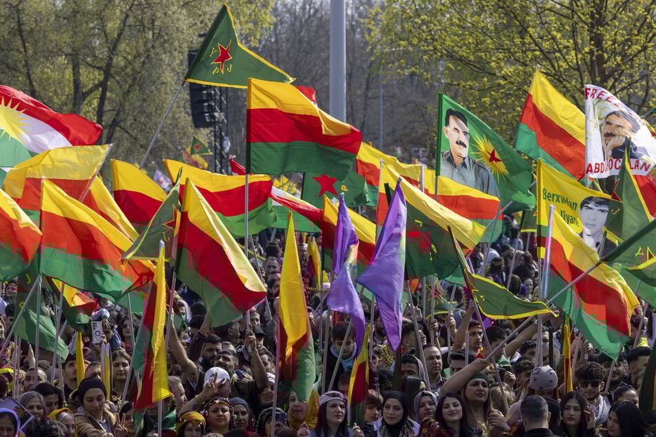 Ausnahmezustand in NRW: Tausende Menschen gehen auf die Straßen - auch Köln betroffen