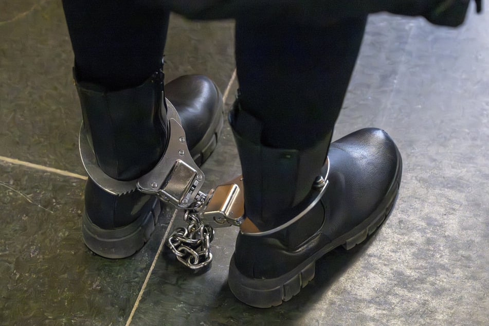 Die Beschuldigte trug während des Auftakts des Sicherungsverfahrens gegen sie im Landgericht Traunstein Fußfesseln.