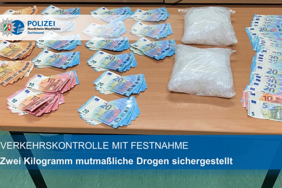 Die Polizei Dortmund hat im Auto eines 30 Jahre alten Leipzigers zwei Tüten voll Drogen und viele Geldscheine gefunden.