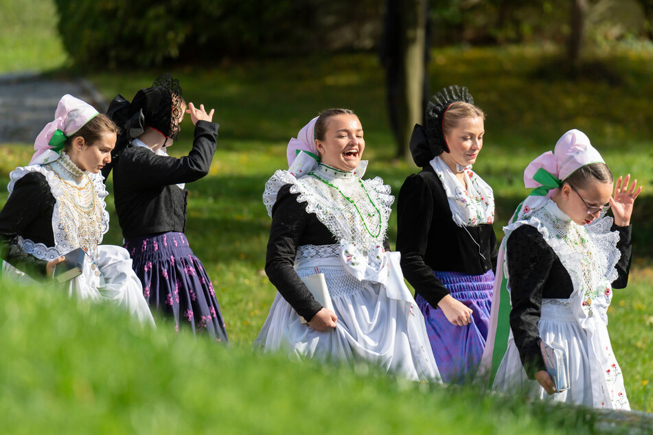 Das traditionelle Frauenbild der Lausitz: Junge Frauen in sorbischer Tracht auf dem Weg zum Firmungsgottesdienst in Crostwitz.