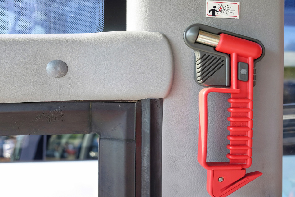 Ein 13 Jahre alter Jugendlicher hat in München mehrere Nothämmer aus Stadtbussen gestohlen - und wurde dabei beobachtet. (Symbolbild)