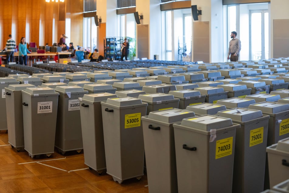 Die Urnen und Stimmzettel aus 613 Urnen- und Briefwahlbezirken sind nun im Rathaus untergebracht.