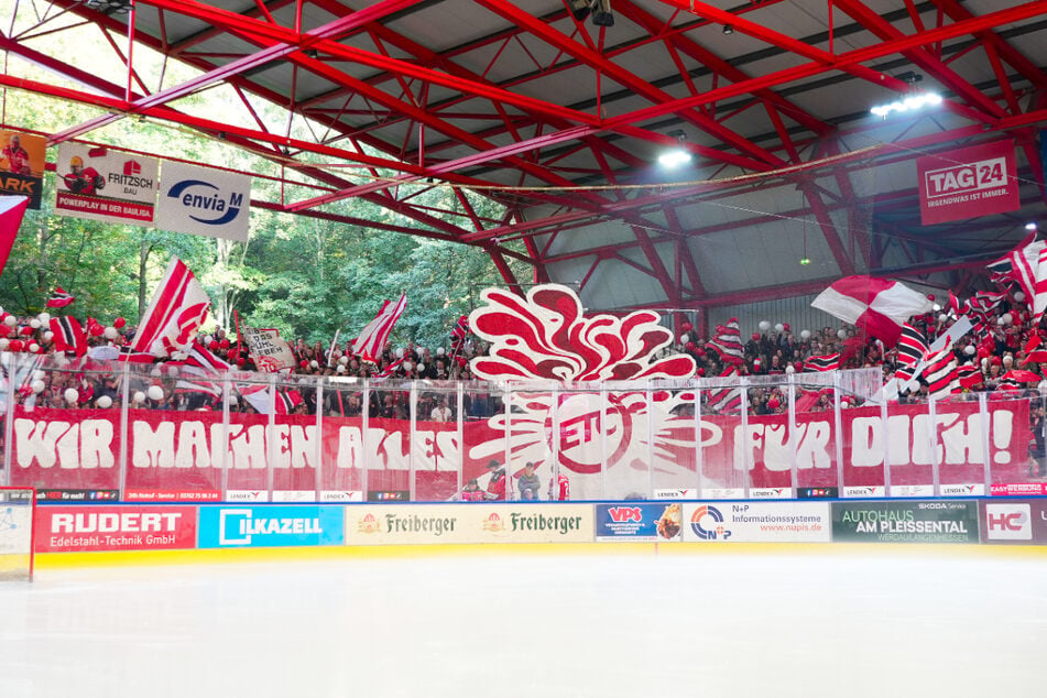 Ab 19:30 Uhr wird um jeden Puckbesitz gekämpft.
