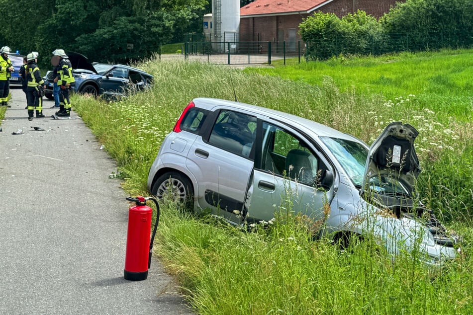 77-Jährige gerät in Gegenverkehr und kracht in Ford