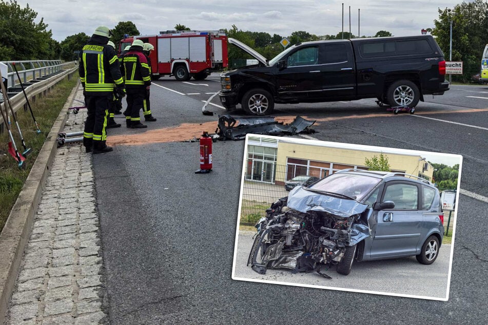 Vollsperrung nach Vorfahrts-Crash: Zwei Verletzte bei Unfall auf B96