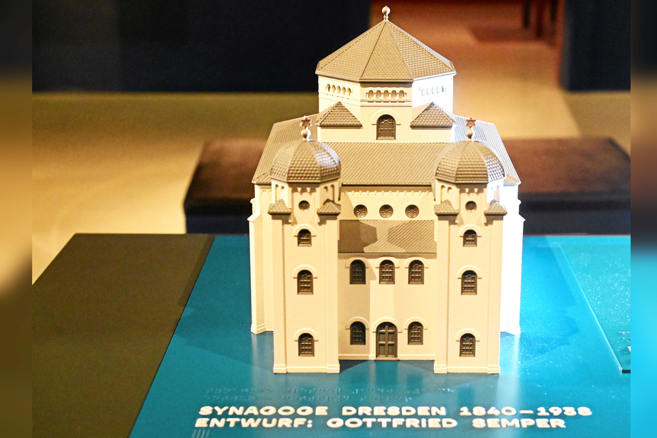 Die Davidsterne der Alten Synagoge tastbar zu machen, sei eine Herausforderung gewesen, meint der Museumspädagoge des Stadtmuseums Robert Mund.