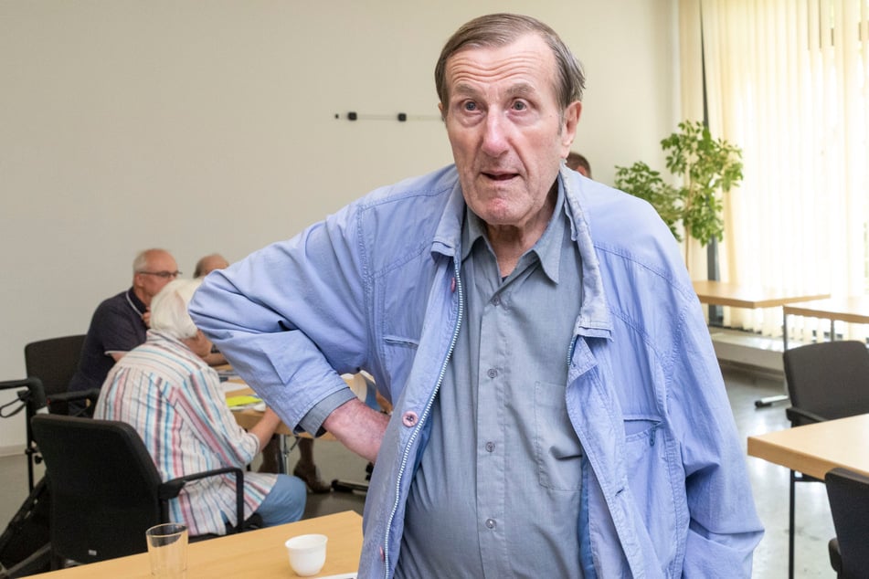 Gottfried Freude (83) wohnt gleich schräg gegenüber und freut sich rauszukommen.