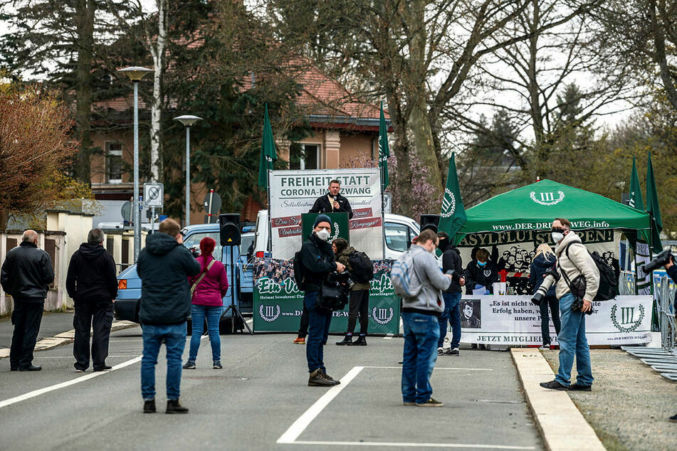 Nur rund 45 Teilnehmer fanden den Weg zur III. Weg-Demo am Wartburgplatz in Plauen.