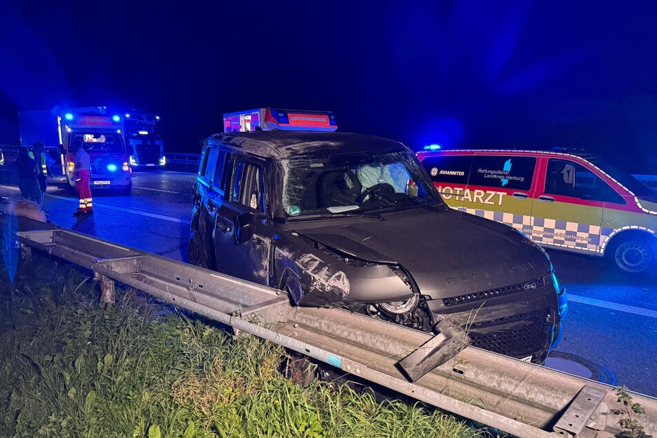 Bei einem Unfall auf der A7 krachte ein Auto in den Anhänger eines anderen Fahrzeugs.