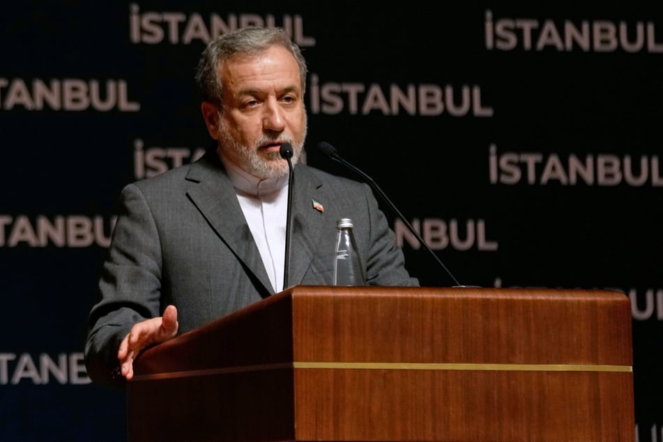 Der iranische Außenminister Abbas Araghtschi (62) bestätigte am Donnerstag die Festnahme des Fahrradtouristen.