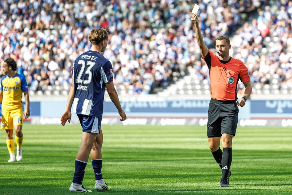 Gewohntes Bild: Eichhorn sieht die Gelbe Karte.