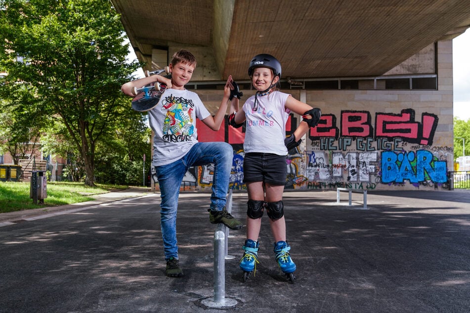 Valentin (12) und Karlotta (9) freuen sich sehr über die sanierte Skatefläche an der Columbusstraße.
