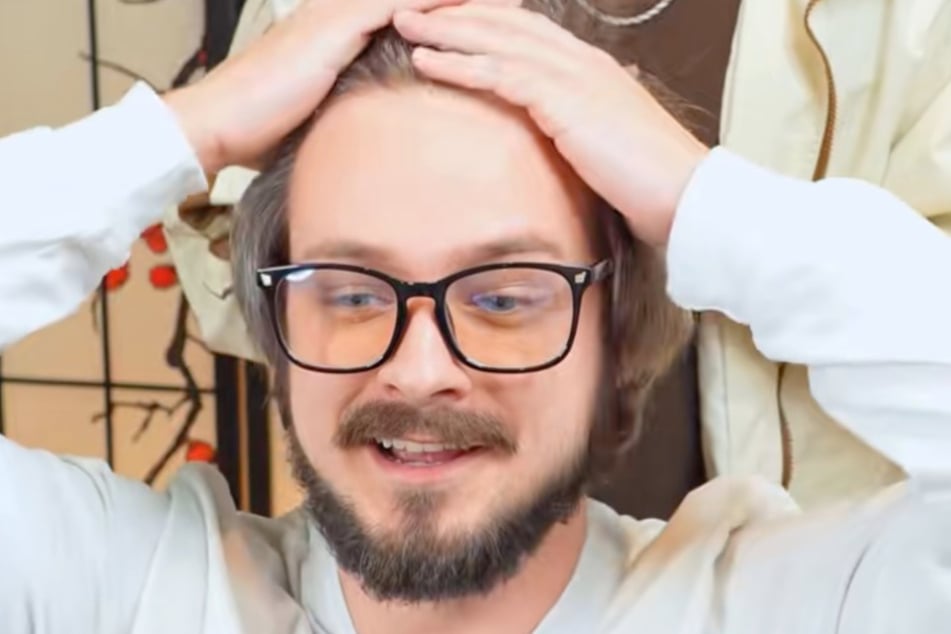 "Schrecklich" nennt dieser Kunde seine hohe Stirn. Doch so wird er am Ende eh nicht mehr aussehen.