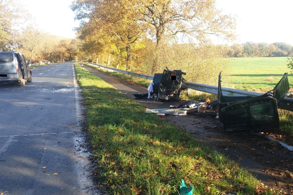 Auf der L135 bei Sievern hat sich am Mittwochmorgen ein Auto überschlagen. Der Fahrer wurde dabei im Wrack eingeklemmt und schwer verletzt.