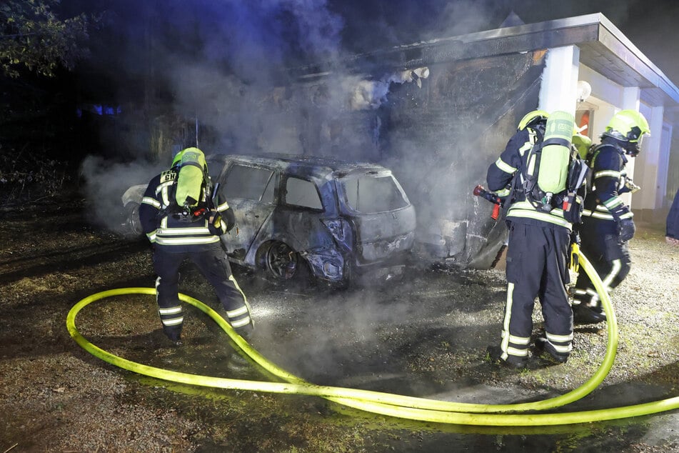 Feuerwehreinsatz in Chemnitz-Harthau: Am Samstagabend war ein Auto an einer Garage in Brand geraten. Die Feuerwehr kämpfte gegen die Flammen.