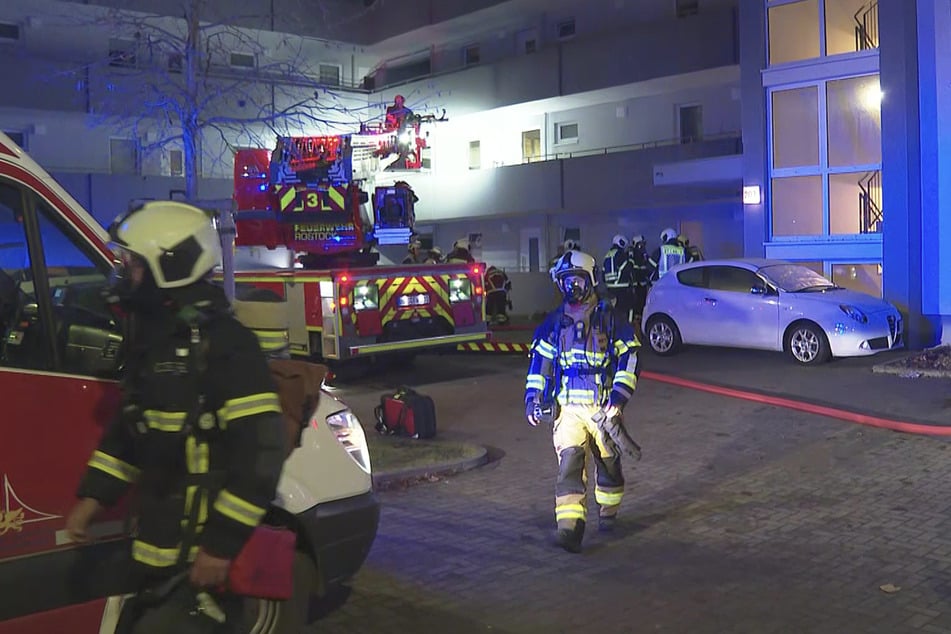 Am Sonntagnachmittag ist ein Feuer in einer Rostocker Wohnung ausgebrochen. Ein Hund starb.