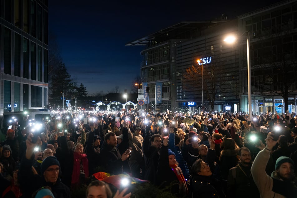 Auch in den Abendstunden machten Demonstrierende ihren Standpunkt noch mehr als deutlich.