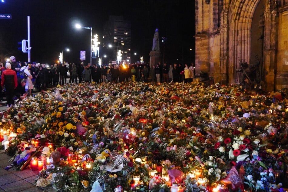 Vor der Johanniskirche haben unzählige Menschen Blumen, Briefe, Lichter und Kuscheltiere in Gedenken an die Verstorbenen abgelegt.