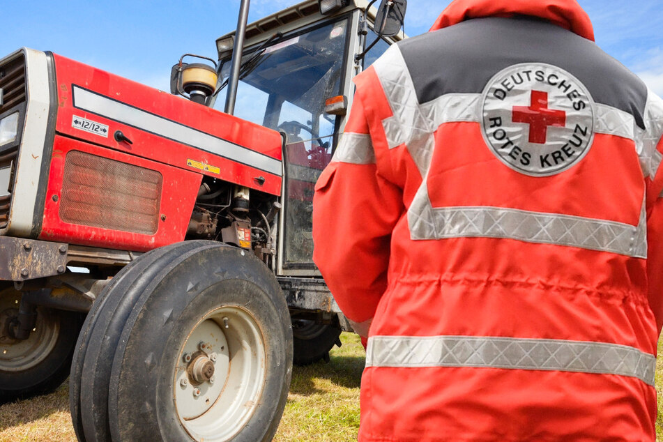 Tragischer Unfall bei Hofgeismar: Ein schwer verletzter Landwirt wurde vom Rettungsdienst versorgt und auf schnellstem Weg in eine Klinik gebracht. (Symbolbild)