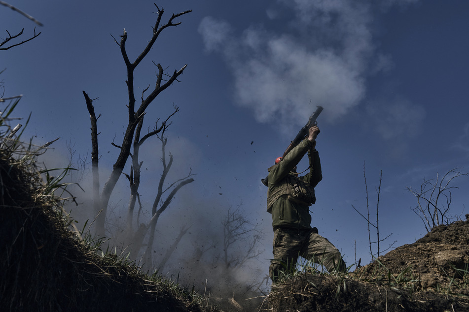 Ein ukrainischer Soldat feuert einen Granatwerfer an der Frontlinie in Bachmut.