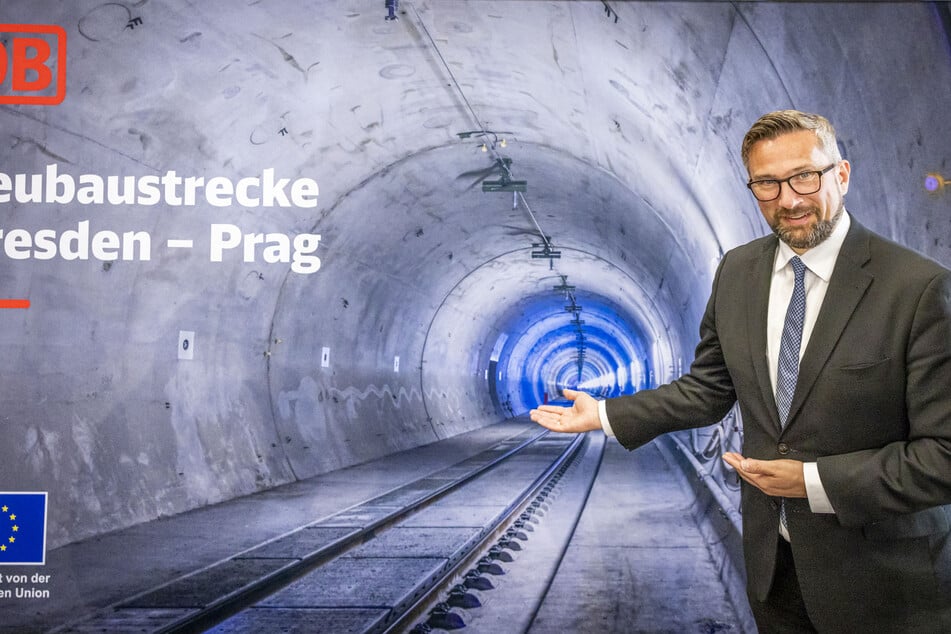 Im April 2024 warb der damalige Wirtschaftsminister Martin Dulig (51) für den Neubau der Bahnstrecke Dresden-Prag. In Heidenau posierte er damals vor einem Werbebanner.