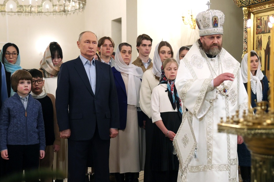 Diese von der staatlichen russischen Nachrichtenagentur Sputnik via AP veröffentlichte Aufnahme zeigt Wladimir Putin, Präsident von Russland, bei einem orthodoxen Weihnachtsgottesdienst mit den Familien von Militärangehörigen, die während des Kriegs in der Ukraine ums Leben gekommen sind.