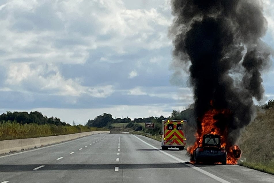 Unfall A9: Vollsperrung auf A9: Auto in Flammen!