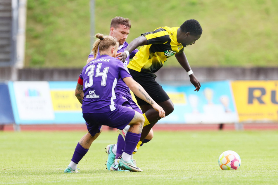 Kingsley Akindele (19, r., im Test gegen Aue) spielt künftig mit dem VFC Plauen gegen Chemnitz.