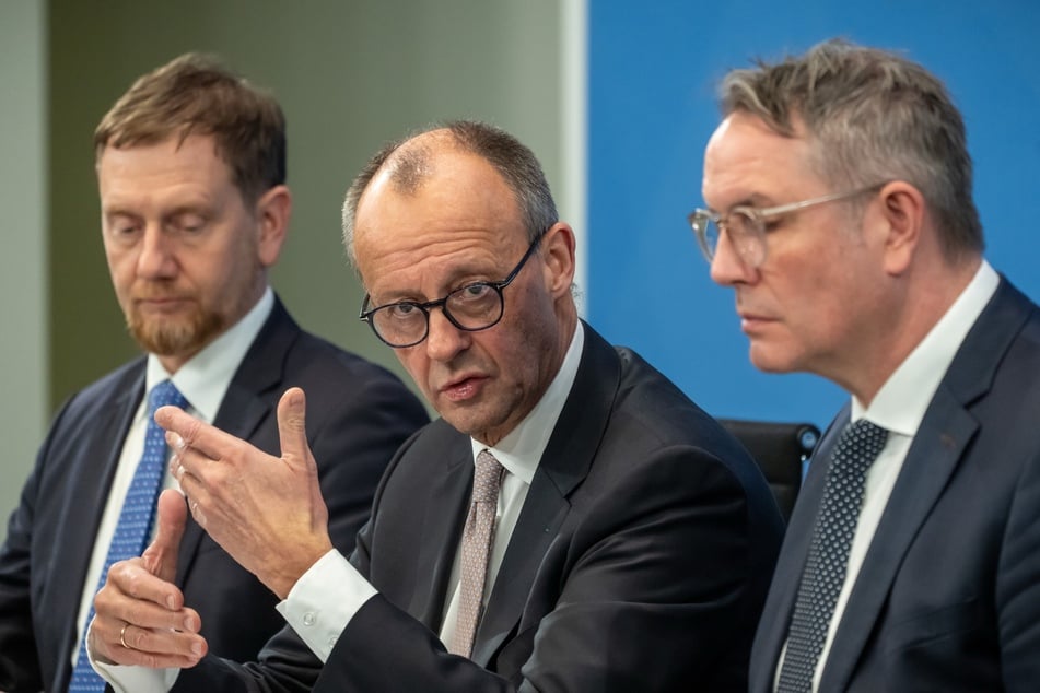 Wie eng sind Sachsens Ministerpräsident (l.) und Bundeskanzler Friedrich Merz (70, CDU, M. - rechts der rheinland-pfälzische MP Alexander Schweitzer) noch?