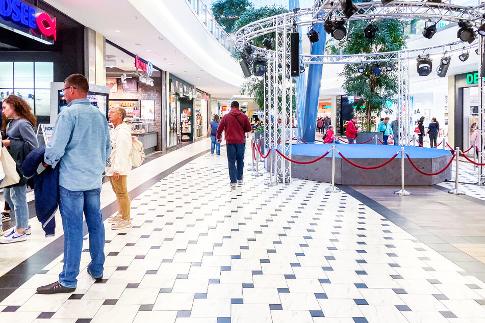 Wer Freitag oder Samstag (20./21.10.) im ELBEPARK vorbeischaut, kann nicht nur shoppen, sondern auch einen Job finden.