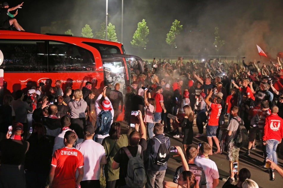 Als der Mannschaftsbus am Stadion ankam, feierten hunderte Fans ihre Fußballhelden.