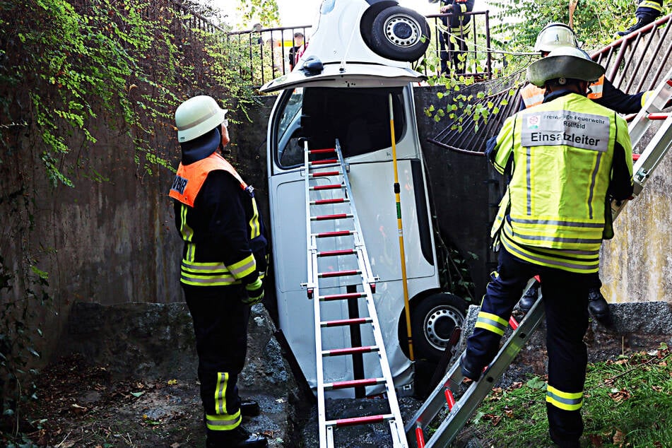 Die Feuerwehr musste den Fahrer und dessen Sohn befreien, beide hatten offenbar Glück im Unglück.