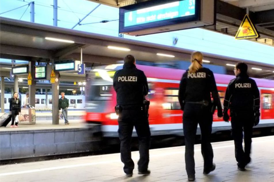 Einsatzkräfte suchten unter der S-Bahn nach dem Mann und entdeckten ihn letztlich praktisch unverletzt. (Symbolbild)