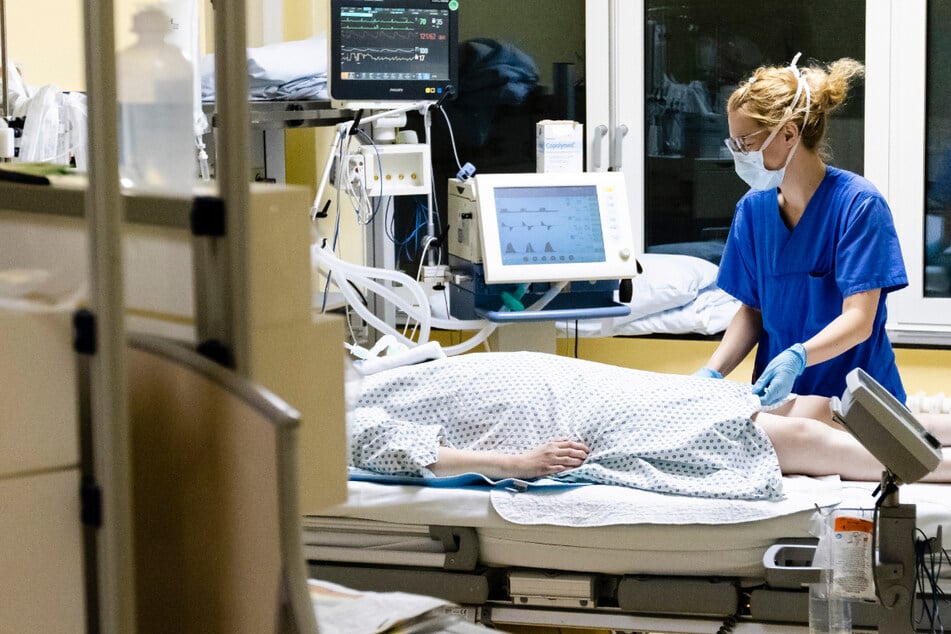 Angaben zu Covi-Patienten, die auf Intensivstationen behandelt werden, machte das Landesgesundheitsamt am Donnerstag nicht. (Symbolbild)