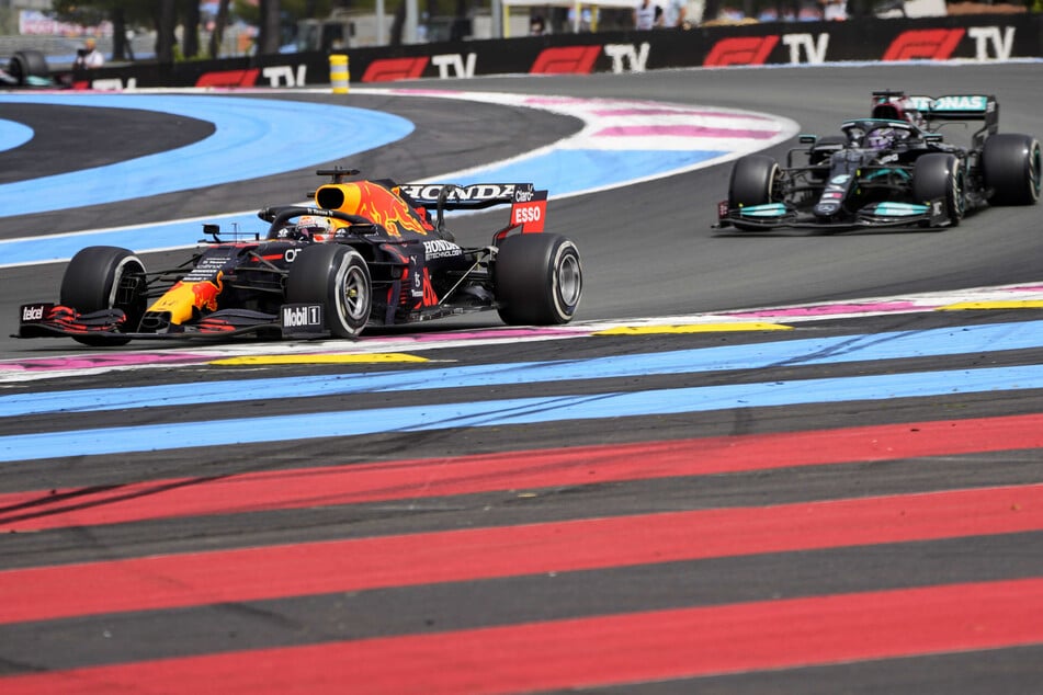 Nach einer irren Hatz von Frankreich hat Max Verstappen (23) seinen WM-Widersacher Lewis Hamilton (36) kurz vor Schloss überholt.